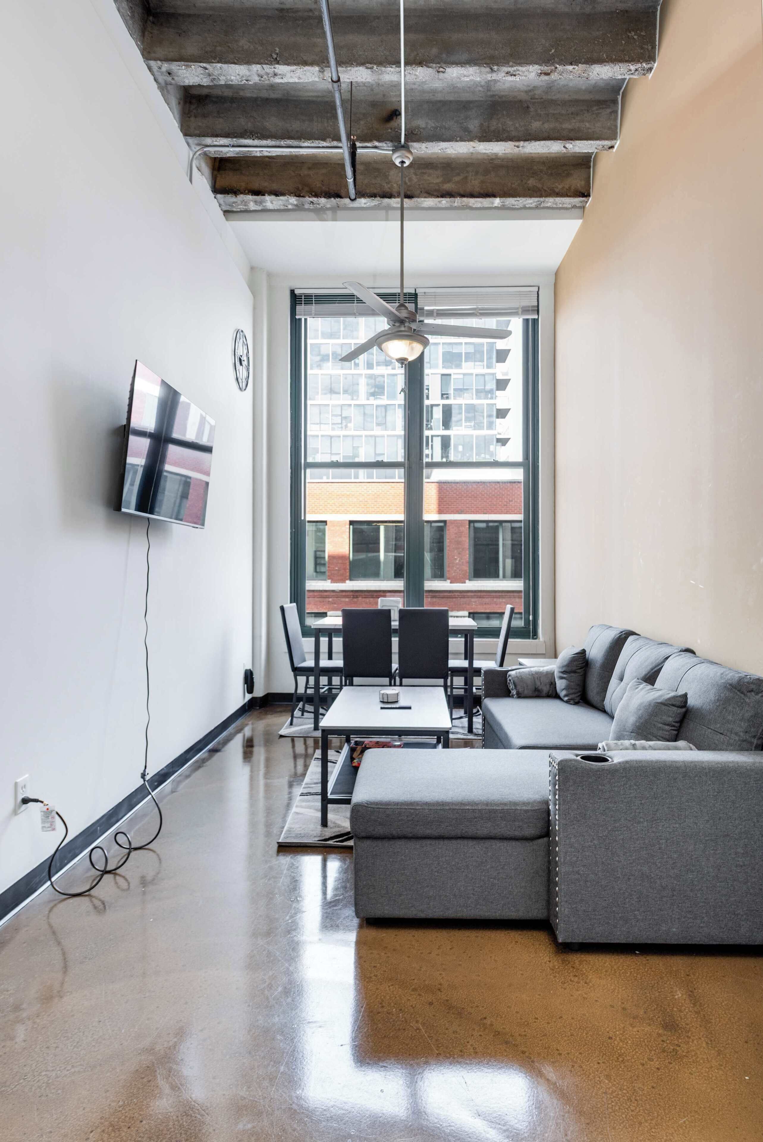 Een televisie en een kantoor