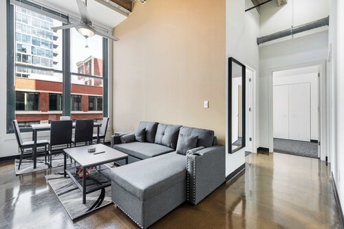 Modern West Loop Gem-City Views & Prime Location 2