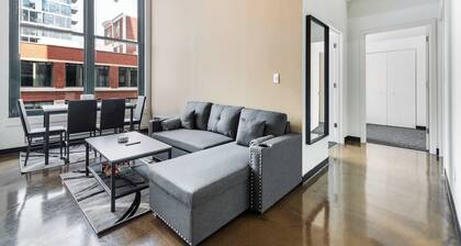 Modern West Loop Gem-City Views & Prime Location 2