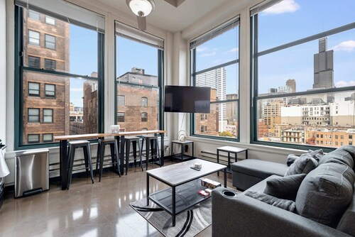 Modern West Loop Gem-City Views & Prime Location 6