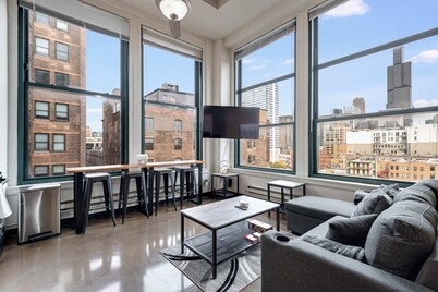 Modern West Loop Gem-City Views & Prime Location 6