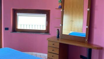 Een strijkplank/strijkijzer, internet, beddengoed