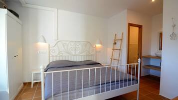 3 bedrooms, iron/ironing board, internet, bed sheets