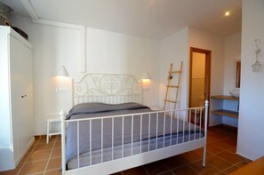 3 عدّة غرف نوم ومكواة/لوح كي وخدمة الإنترنت وملاءات أسرّة