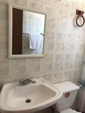 Jabón y papel de baño 