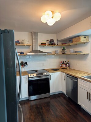 ثلاجة، ميكروويف، فرن، موقد طهي مسطح