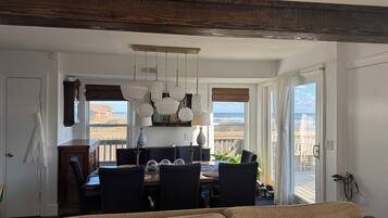 Smart TV, chimenea y libros