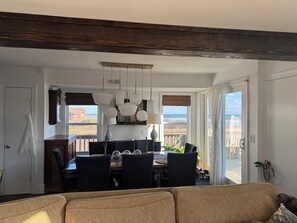 Smart TV, chimenea y libros