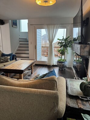 تلفزيون ذكي، مدفأة، كُتُب