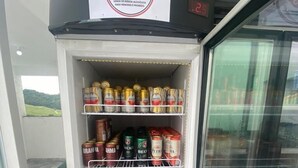 A refrigerated display case stocked with various alcoholic beverages, including beer and wine, with a sign indicating a sale for under 18. - Studio zona norte São Paulo Tucuruvi (São Paulo)