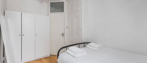 Tabla de planchar con plancha y acceso a internet