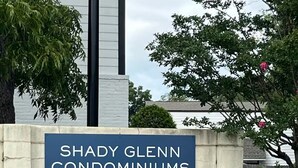 Schild für die Shady Glenn Eigentumswohnungen, inklusive Adresse und Kontaktinformationen für First Realty.