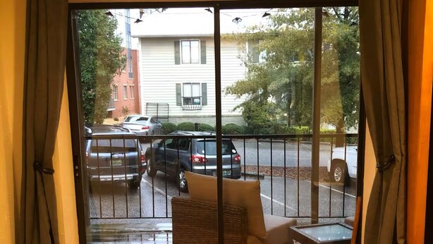 Ein Zimmer mit einer Schiebetür und einem Ausgang zu einer Terrasse.