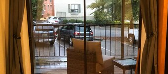 Fabulous apartment close to campus, restaurants, and Toomers Corner!!