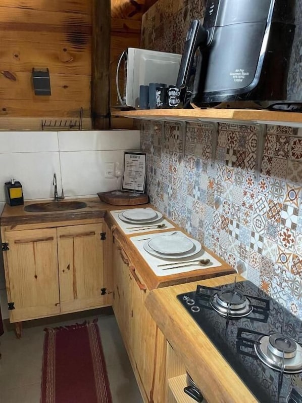 Deluxe Chalet, Patio, Mountain View | Private kitchen | Microwave, cookware/dishes/utensils - Decks Chalés (São Roque de Minas)