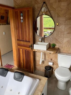 Deluxe Chalet, Patio, Mountain View | Bathroom | Separate bathtub and shower, towels, soap, shampoo - Decks Chalés (São Roque de Minas)