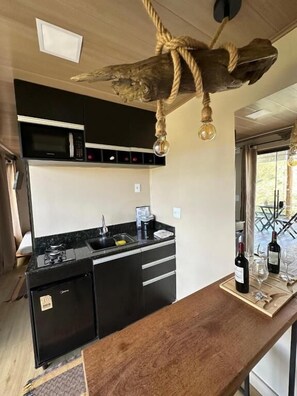 Chalé família, varanda | Cozinha privada | Micro-ondas, talheres/pratos/utensílios de cozinha