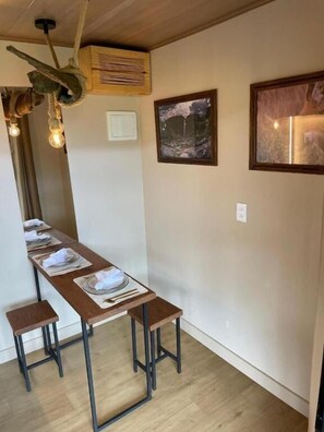 Chalé conforto, varanda, vista para a montanha | Cozinha privada | Micro-ondas, talheres/pratos/utensílios de cozinha