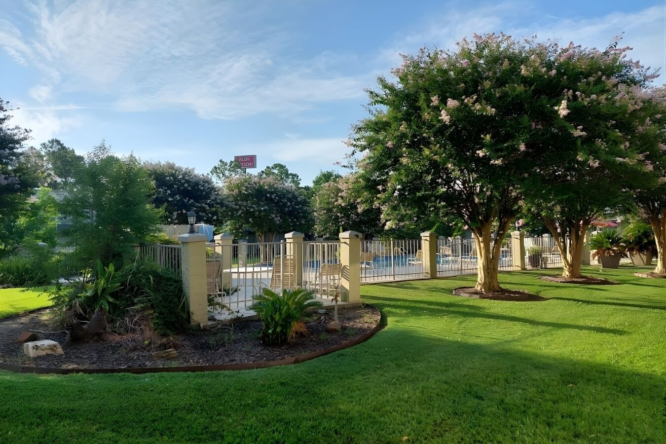 สระว่ายน้ำกลางแจ้ง เปิด 10:00 น. ถึง 22:00 น., ร่มริมสระว่ายน้ำ