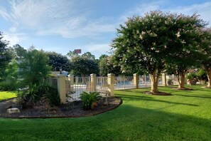 Außenpool, geöffnet von 10:00 Uhr bis 22:00 Uhr, Sonnenschirme