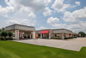 Front of property - Iberia House & Suites (New Iberia)