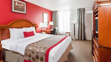 Schreibtisch, Verdunkelungsvorhänge, Bügeleisen/Bügelbrett