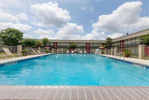 Outdoor pool, open 10:00 AM to 10:00 PM, pool umbrellas, sun loungers - Iberia House & Suites (New Iberia)