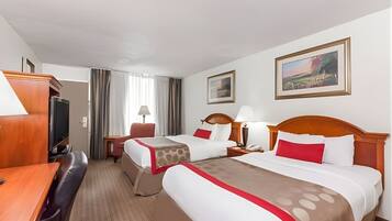 Escrivaninha, cortinas blackout, ferros/tábuas de passar roupa