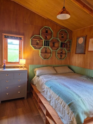 2 makuuhuonetta, vauvan matkasänky, vuodevaatteet