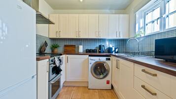 Een koelkast, een microgolfoven, een oven, een kookplaat