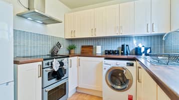 Een koelkast, een microgolfoven, een oven, een kookplaat