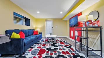 House, 6 Bedrooms, Pets Allowed, Park View | Living area