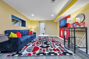 House, 6 Bedrooms, Pets allowed, Park View | Living area