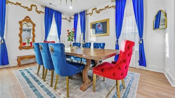 Rumah, 6 kamar tidur, Hewan Peliharaan Diizinkan, pemandangan taman | Ruang makan