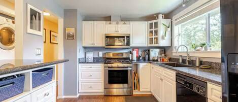 Microondas, horno, parrilla de estufa y lavavajillas