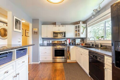 Cheerful, quiet 2 bedroom house close to town and trails galore!