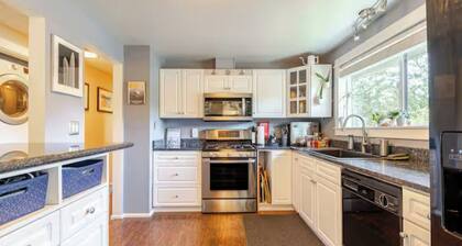 Cheerful, quiet 2 bedroom house close to town and trails galore!