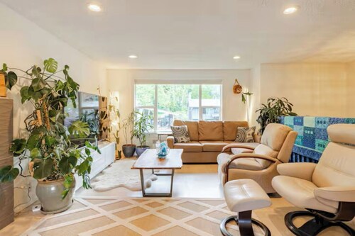 Cheerful, quiet 2 bedroom house close to town and trails galore!