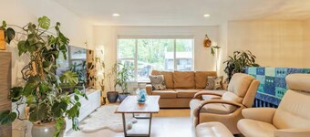 Cheerful, quiet 2 bedroom house close to town and trails galore!