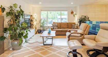 Cheerful, quiet 2 bedroom house close to town and trails galore!