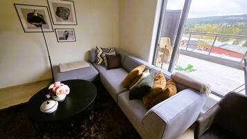 Apartment, 2 Bedrooms, Accessible | Living room
