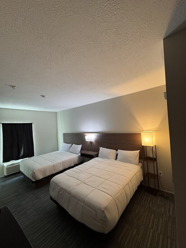 مكتب وملاءات أسرّة