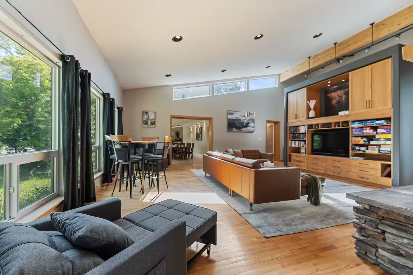 TV connectée, cheminée, table de tennis de table, livres