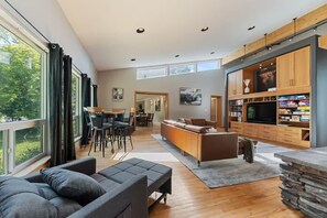 Smart TV, fireplace, ping pong, books - Riverfront City Escape w/Hot Tub, 2 King, Gym, Sleeps 12, Firepit, Kayaks (Winnipeg)