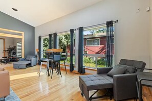 Interior - Riverfront City Escape w/Hot Tub, 2 King, Gym, Sleeps 12, Firepit, Kayaks (Winnipeg)