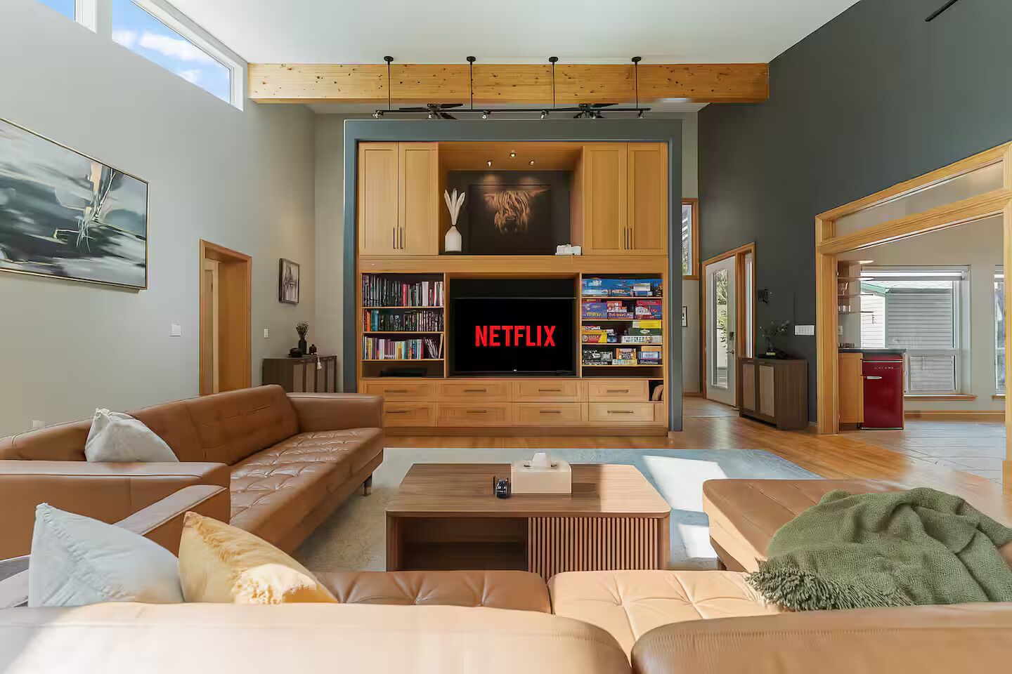 TV connectée, cheminée, table de tennis de table, livres