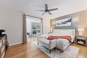 4 bedrooms, desk, iron/ironing board, travel crib - Riverfront City Escape w/Hot Tub, 2 King, Gym, Sleeps 12, Firepit, Kayaks (Winnipeg)