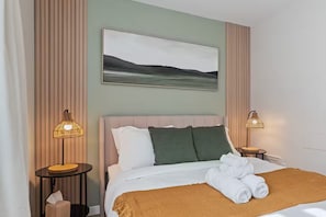 4 bedrooms, desk, iron/ironing board, travel crib - Riverfront City Escape w/Hot Tub, 2 King, Gym, Sleeps 12, Firepit, Kayaks (Winnipeg)