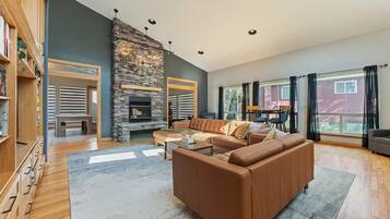 Smart-tv, een open haard, een tafeltennistafel en boeken