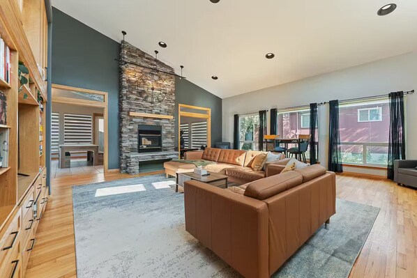 Smart TV, fireplace, ping pong, books - Riverfront City Escape w/Hot Tub, 2 King, Gym, Sleeps 12, Firepit, Kayaks (Winnipeg)